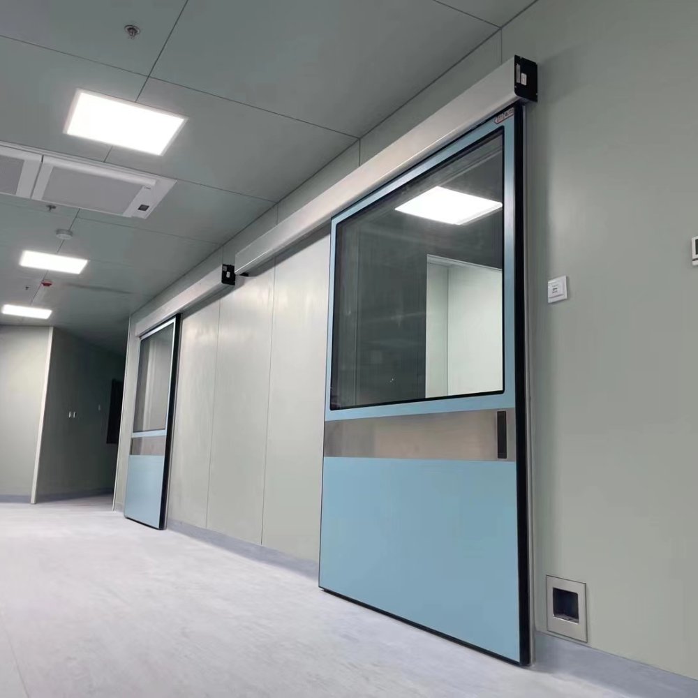 Puerta corredera médica automática en un pasillo de hospital