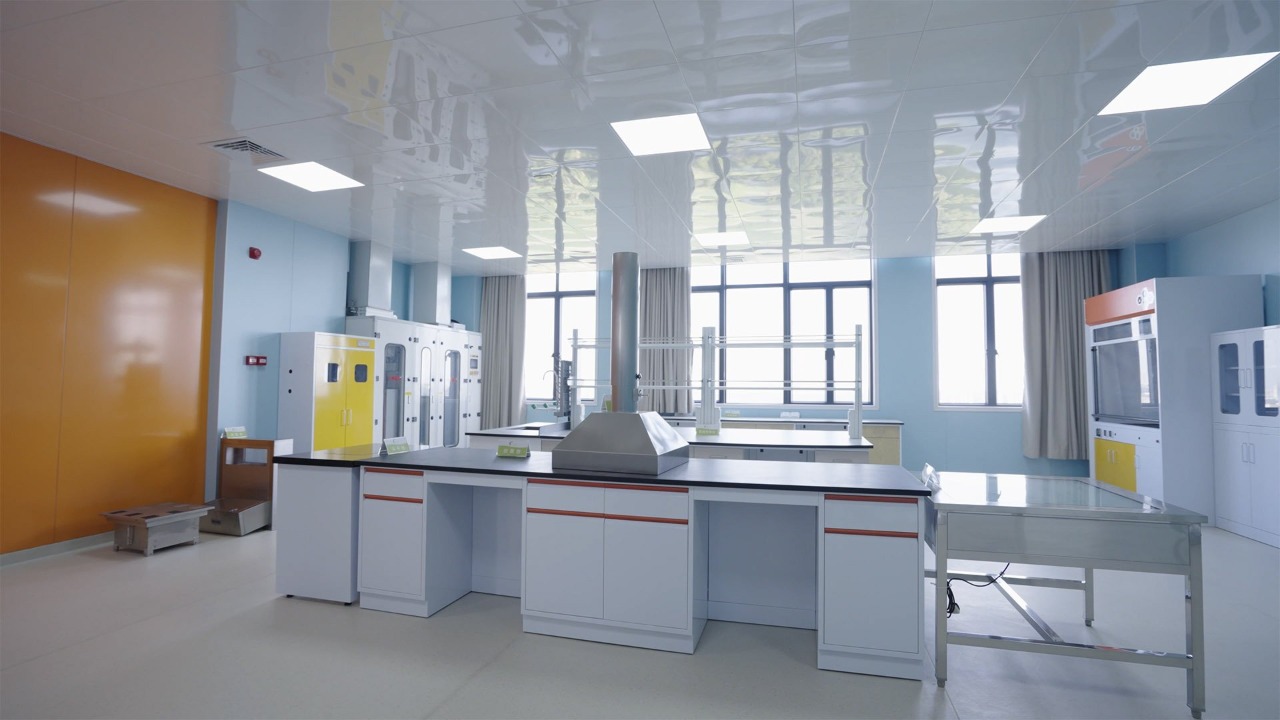 Banco de trabajo de laboratorio moderno con equipos en un laboratorio luminoso