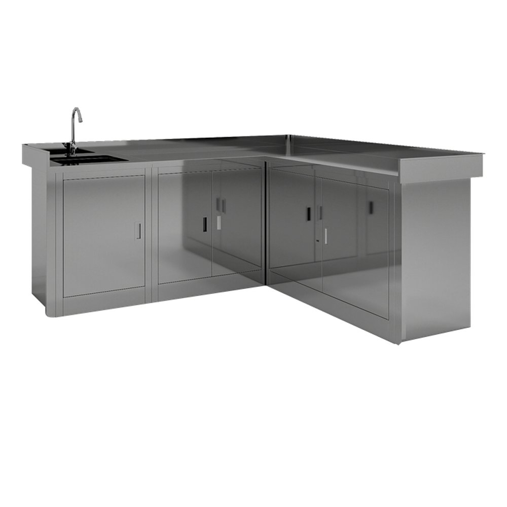 Mueble de trabajo de esquina en forma de L de acero inoxidable pulido y reflectante, presentado sobre un fondo blanco liso e intenso en una vista de producto en tres cuartos. Cuenta con una encimera metálica plana, lisa y continua con una alzada trasera baja, y un fregadero negro empotrado con un grifo cromado alto de cuello de cisne curvado instalado en su sección izquierda. Puertas de almacenamiento selladas de panel plano recorren ambos tramos angulados de la base, cada una con tiradores verticales estrechos empotrados y paneles laterales exteriores macizos y cerrados. El metal gris plateado presenta reflejos suaves y sutiles, juntas de soldadura limpias y un diseño comercial higiénico adecuado para uso en cocinas profesionales, laboratorios o salas limpias.