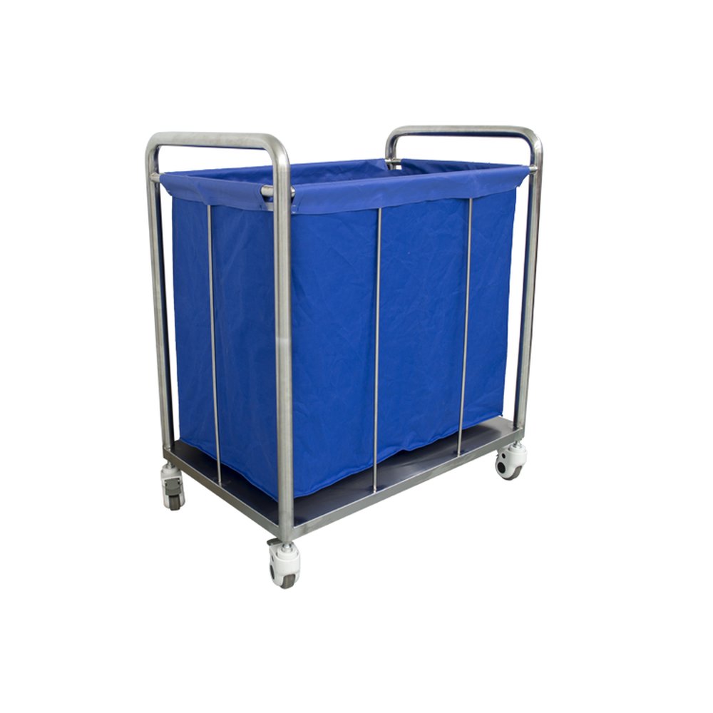 Un carrito de lavandería móvil rectangular fabricado en acero inoxidable pulido y brillante, equipado con cuatro ruedas giratorias con carcasas blancas y bandas de rodadura de goma oscura, con dos ruedas visibles que incorporan mecanismos de freno de bloqueo integrados. Un contenedor de tela alto y resistente de color azul real brillante con un borde superior doblado y cosido descansa dentro de la estructura, mantenido abierto por delgadas varillas metálicas verticales que van desde el estante inferior de almacenamiento plano y oscuro hasta los rieles superiores redondeados. El forro duradero y ligeramente arrugado contiene ropa de cama u objetos sueltos para uso en limpieza, hostelería o sanidad, fotografiado en un ángulo de tres cuartos sobre un fondo de estudio blanco liso y sin costuras con una iluminación difusa neutra y uniforme.