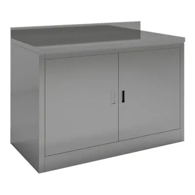 Vue produit recadrée à trois quarts d'une armoire de rangement en métal gris mat lisse isolée sur un fond blanc uni, éclairée par une lumière studio douce et uniforme. Cette unité industrielle utilitaire possède un dessus plat en surplomb, deux portes avant plates sans ornement séparées par une fine jointure centrale, avec d'étroites poignées verticales encastrées à côté de la jointure ; la poignée droite présente une fente sombre et ouverte, tandis que celle de gauche est presque affleurante. Une plinthe pleine court sous les portes, des bords métalliques pliés nets apparaissent sur le côté gauche exposé, sans étiquettes, quincaillerie externe ni décoration visibles sur sa finition lisse et uniforme.