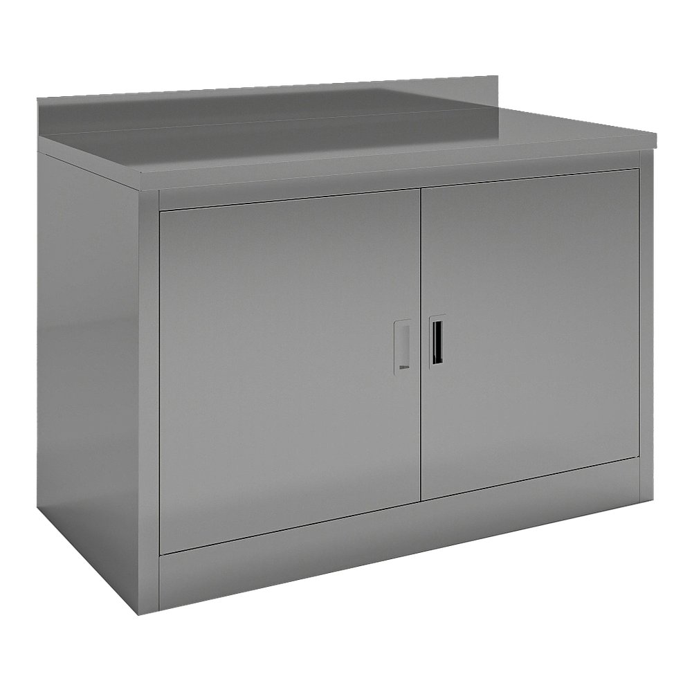 Vista de producto recortada en tres cuartos de un armario de almacenamiento metálico gris mate y liso, aislado sobre un fondo blanco liso e iluminado con una iluminación de estudio suave y uniforme. La unidad industrial utilitaria tiene una parte superior plana con voladizo, dos puertas frontales planas sin adornos divididas por una fina junta central, con tiradores verticales estrechos empotrados junto a la junta; el tirador derecho muestra una ranura oscura abierta, mientras que el izquierdo queda casi al ras. Un zócalo sólido recorre la parte inferior de las puertas, se aprecian bordes nítidos de metal plegado en el lado izquierdo expuesto, sin etiquetas, herrajes externos ni decoración visibles en su acabado liso y uniforme.