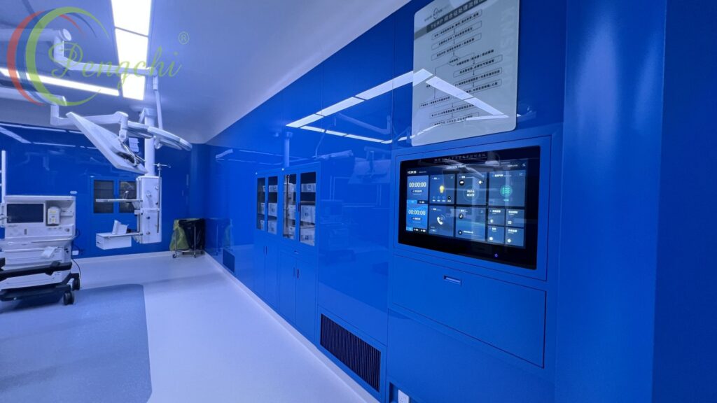 An empty operating room with glossy deep-blue walls, a white floor and bright LED lighting. A flush-mounted touchscreen on the right shows timers and room controls beneath a Chinese flowchart. Blue glass cabinets line the wall, while white surgical lights and a medical cart stand on the left. Reflections on the shiny panels emphasize the clean, high-tech clinical atmosphere.