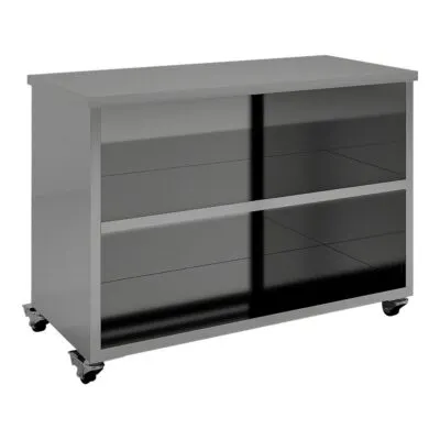 Vue partielle en trois quarts d'une élégante armoire de rangement mobile en métal isolée sur un fond blanc uni. Elle présente un cadre argenté mat et un panneau latéral gauche plein, deux niveaux superposés de portes coulissantes en verre fumé gris foncé séparés par des supports métalliques horizontaux et verticaux, avec des bords d'étagères intérieures visibles et un contreventement arrière diagonal apparent à travers les panneaux teintés. Des roulettes pivotantes verrouillables avec roues en caoutchouc noir et supports métalliques polis sont fixées aux coins inférieurs pour un repositionnement facile dans les cuisines, bureaux ou ateliers.