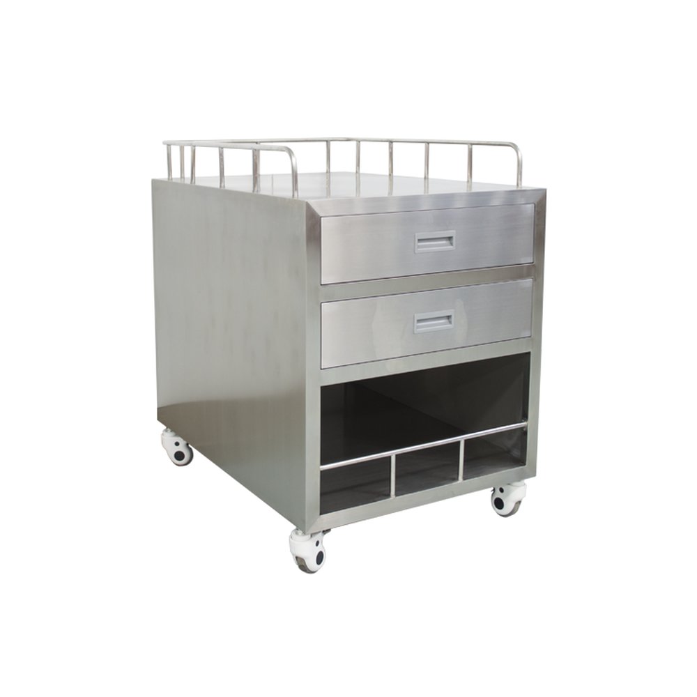 Un carrito auxiliar móvil de acero inoxidable cepillado, fotografiado sobre un fondo liso de fotografía de producto en blanco puro. Presenta dos cajones anchos apilados y enrasados en su parte frontal superior, cada uno con un tirador rectangular integrado, empotrado y centrado. Debajo de los cajones hay un compartimento de almacenamiento abierto y oscuro, bordeado por finas barras protectoras de acero inoxidable pulido a lo largo de su abertura frontal inferior. Barras de seguridad curvas de acero inoxidable recorren el perímetro de la superficie superior plana para evitar que los objetos se deslicen durante el movimiento. La unidad se apoya en cuatro ruedas giratorias blancas de tipo médico con bloqueo y bandas de rodadura blandas de goma gris en cada esquina, con un panel lateral sólido y sin juntas de acero inoxidable visible a la izquierda.
