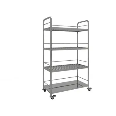 Chariot de rangement roulant en acier inoxydable poli, présenté en vue partielle à trois quarts sur un fond blanc uni, avec l'étagère supérieure coupée par le bord du cadre. Il possède des montants tubulaires épais, trois étagères à lattes grillagées avec de basses barrières latérales, ainsi qu'une étagère métallique plate et pleine à la base. Quatre roulettes pivotantes sont fixées aux coins de la base, deux roues avant visibles dont une avec une languette de frein, pour un usage de stockage commercial. Le métal gris argenté présente des reflets doux sous un éclairage studio uniforme et lumineux, et toutes les étagères sont vides.