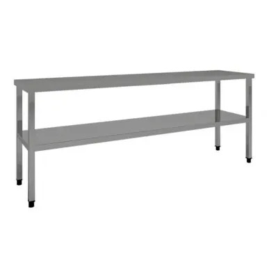 Une longue table de travail rectangulaire en acier inoxydable avec un plateau plat et carré ainsi qu'une étagère de rangement inférieure sur toute la longueur, présentée sur un fond blanc uni. Quatre pieds droits carrés en métal supportent la structure et se terminent par de petits patins antidérapants noirs. Le métal brossé gris argenté présente des reflets subtils et un aspect épuré et fonctionnel, adapté aux cuisines professionnelles ou aux zones de préparation alimentaire.