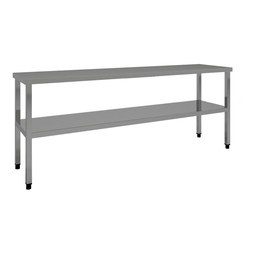 Una mesa de trabajo alargada y rectangular de acero inoxidable con una tapa plana y cuadrada y un estante inferior de almacenamiento a lo largo de toda su longitud, mostrada sobre un fondo blanco liso. Cuatro patas metálicas rectas y cuadradas sostienen la estructura y terminan en pequeños pies antideslizantes negros. El metal cepillado de color gris plateado presenta reflejos sutiles y un aspecto limpio y funcional adecuado para cocinas comerciales o áreas de preparación de alimentos.