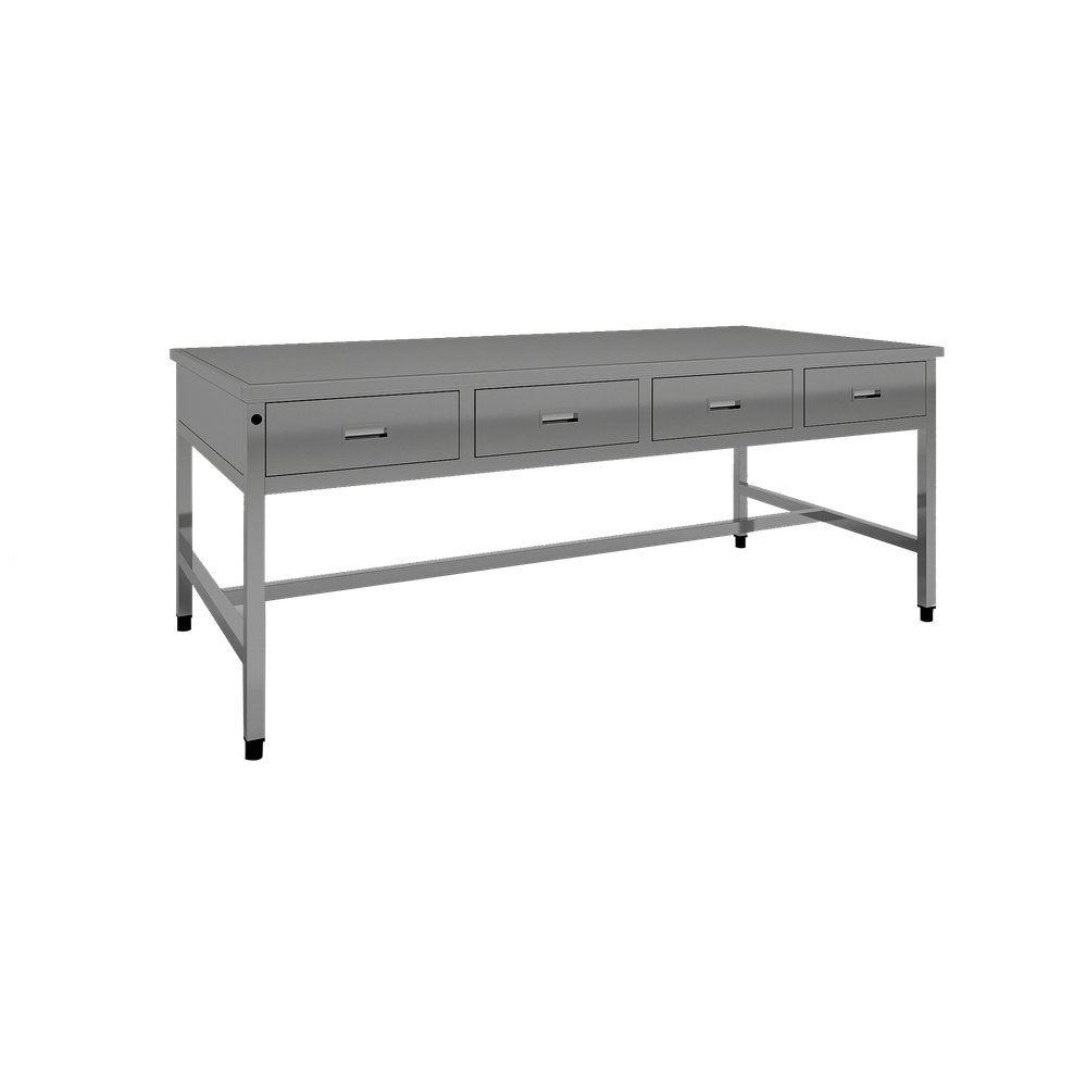 Mesa de trabajo de acero inoxidable cepillado con cuatro cajones frontales y tiradores rectangulares empotrados. Tiene una superficie superior plana, patas tubulares cuadradas, arriostramientos cruzados, pies niveladores negros y un accesorio circular negro en una esquina frontal. Mostrada en vista de tres cuartos sobre un fondo blanco liso, la mesa gris plateada está iluminada, mostrando superficies lisas y líneas nítidas.