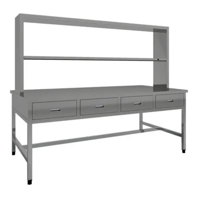 Une table de travail utilitaire en acier inoxydable brossé, présentée sur un fond blanc uni en vue de trois quarts, le haut de ses montants arrière étant coupé par le cadre. Le long plateau de travail plat repose au-dessus de quatre tiroirs affleurants de taille égale, chacun équipé d'une simple poignée rectangulaire encastrée en métal. Deux montants arrière carrés supportent une étagère supérieure étroite sur toute la largeur, avec un petit trou de réglage circulaire sur le montant droit. Elle repose sur quatre pieds carrés en métal reliés par des entretoises inférieures, chacun terminé par un embout en caoutchouc antidérapant noir, avec un style gris argenté stérile idéal pour les laboratoires, les cuisines professionnelles ou les ateliers.