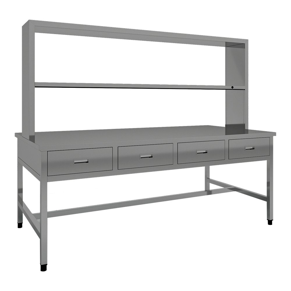 Una mesa de trabajo utilitaria de acero inoxidable cepillado, mostrada sobre un fondo blanco liso en vista de tres cuartos, con la parte superior de sus postes de soporte traseros recortada por el encuadre. La larga superficie de trabajo plana se sitúa sobre cuatro cajones enrasados de igual tamaño, cada uno equipado con un sencillo tirador metálico rectangular empotrado. Dos montantes traseros cuadrados sostienen un estrecho estante superior de ancho completo, con un pequeño orificio circular de ajuste en el poste derecho. Se apoya sobre cuatro patas metálicas cuadradas unidas por un arriostramiento inferior, cada una rematada con un pie de goma antideslizante negro, con un estilo gris plateado estéril ideal para uso en laboratorio, cocina comercial o taller.