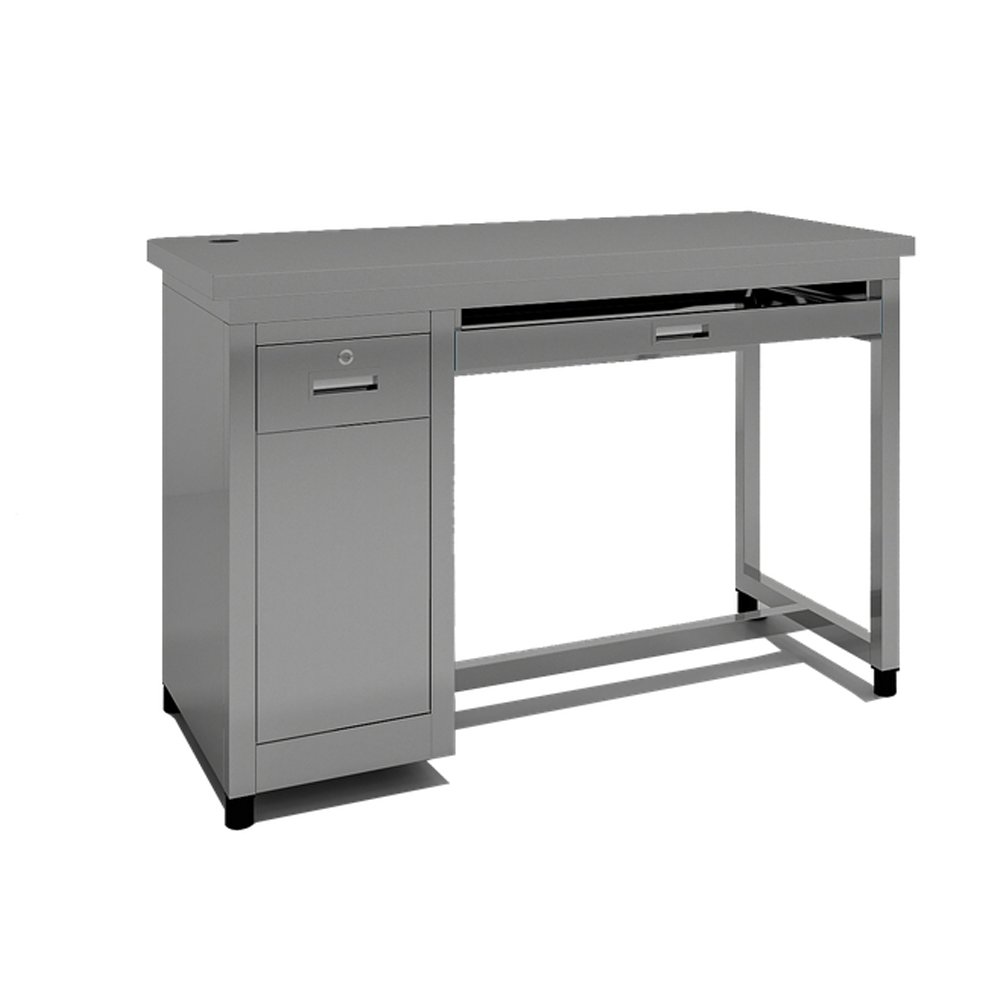 Un escritorio de oficina de acero inoxidable gris mate aparece en una vista de producto de estudio en tres cuartos sobre un fondo blanco liso. Su gruesa tapa plana tiene un pequeño pasacables circular cerca de la esquina trasera izquierda. Un pedestal de almacenamiento a la izquierda alberga un cajón superior con cerradura, con tirador empotrado y bocallave, sobre una puerta alta y enrasada del armario, mientras que un cajón poco profundo se mantiene ligeramente entreabierto al otro lado del hueco abierto para las rodillas a la derecha. Patas cuadradas de acero tubular con arriostramiento transversal bajo sostienen el lado derecho, cada una rematada con un pie de goma negro antideslizante, y una iluminación suave y uniforme proyecta una tenue sombra bajo la robusta unidad utilitaria construida para uso en oficina, laboratorio o taller.